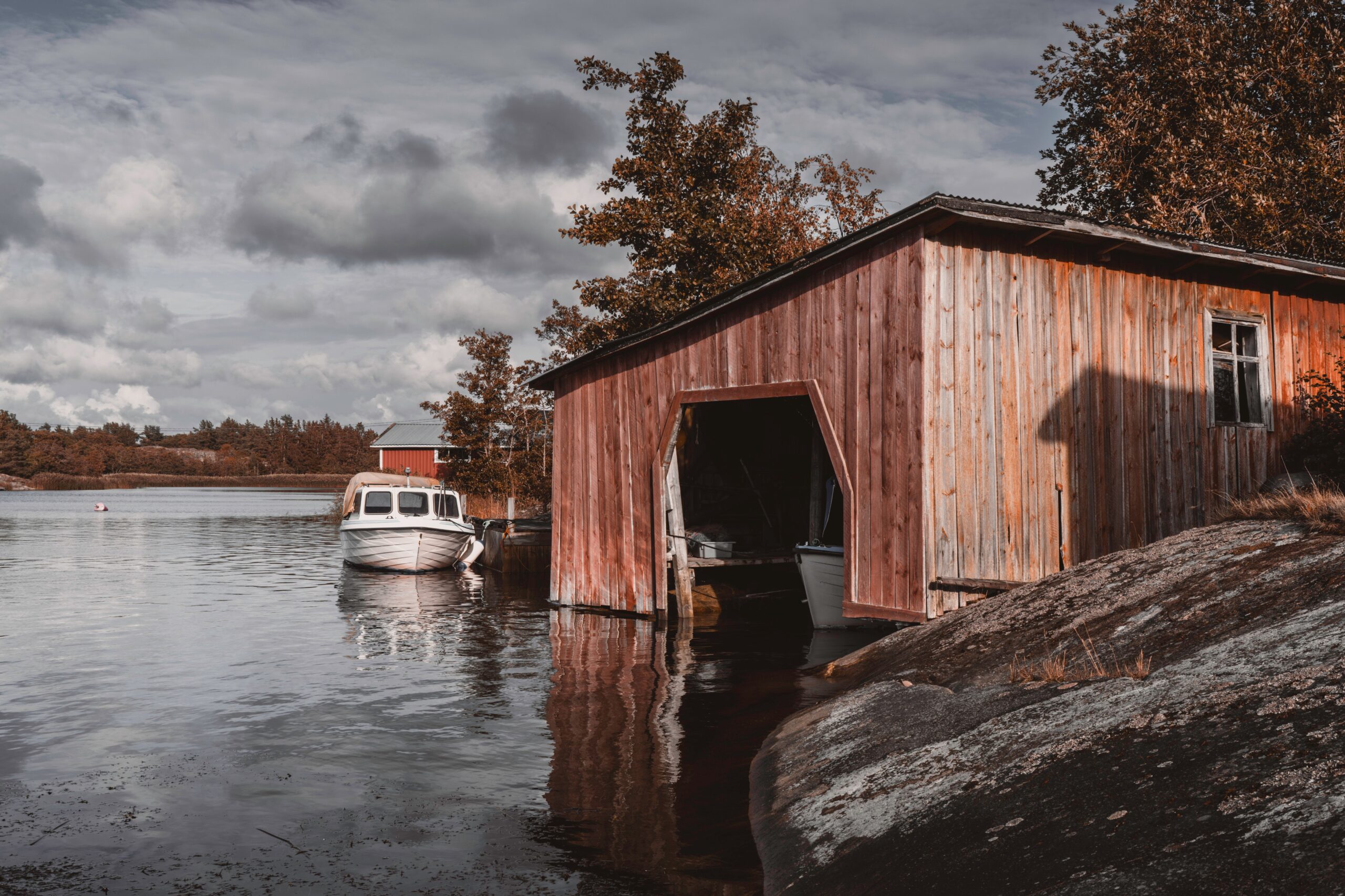 Rannalla sijaitsevan mökin ulkomaalaus